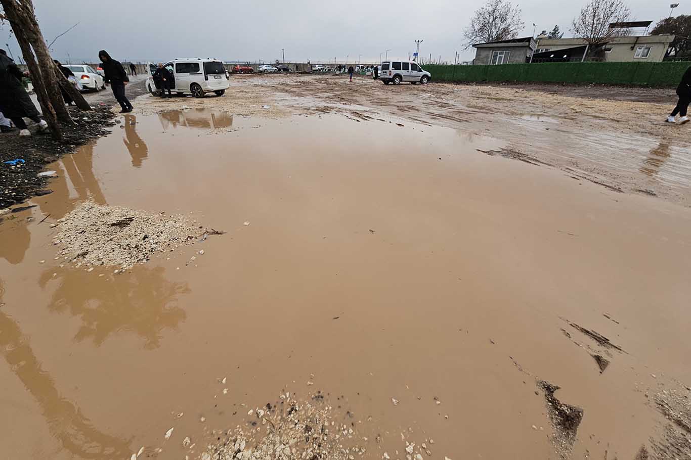 Diyarbakır’da Mezarlık Çamur Deryasına Dönüştü, Vatandaşlar Ayaklarına Poşet Geçirdi 2