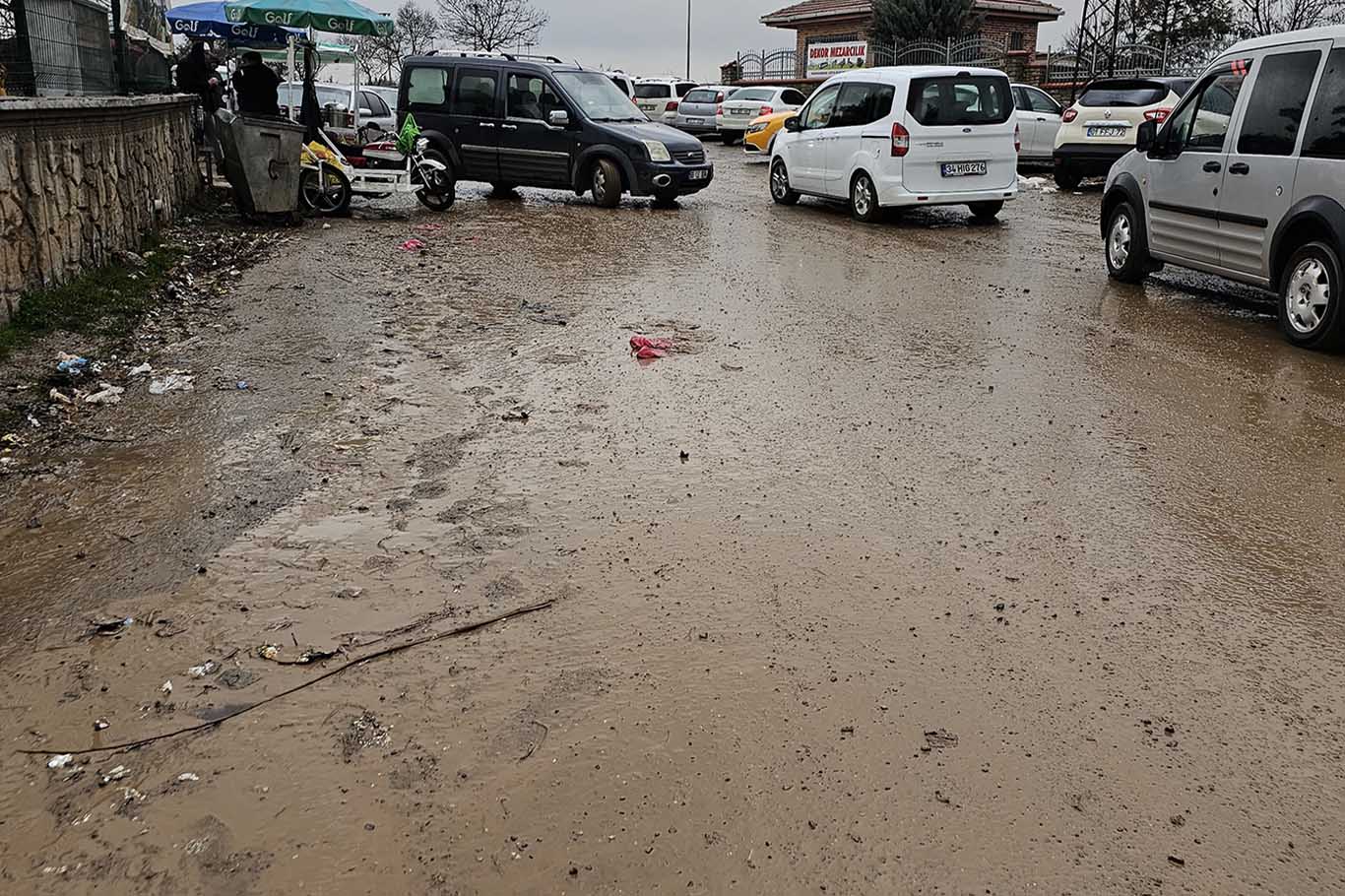 Diyarbakır’da Mezarlık Çamur Deryasına Dönüştü, Vatandaşlar Ayaklarına Poşet Geçirdi 3