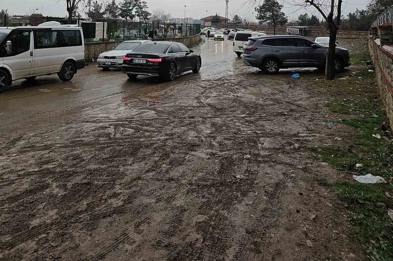 Diyarbakır’da Mezarlık Çamur Deryasına Dönüştü, Vatandaşlar Ayaklarına Poşet Geçirdi 4