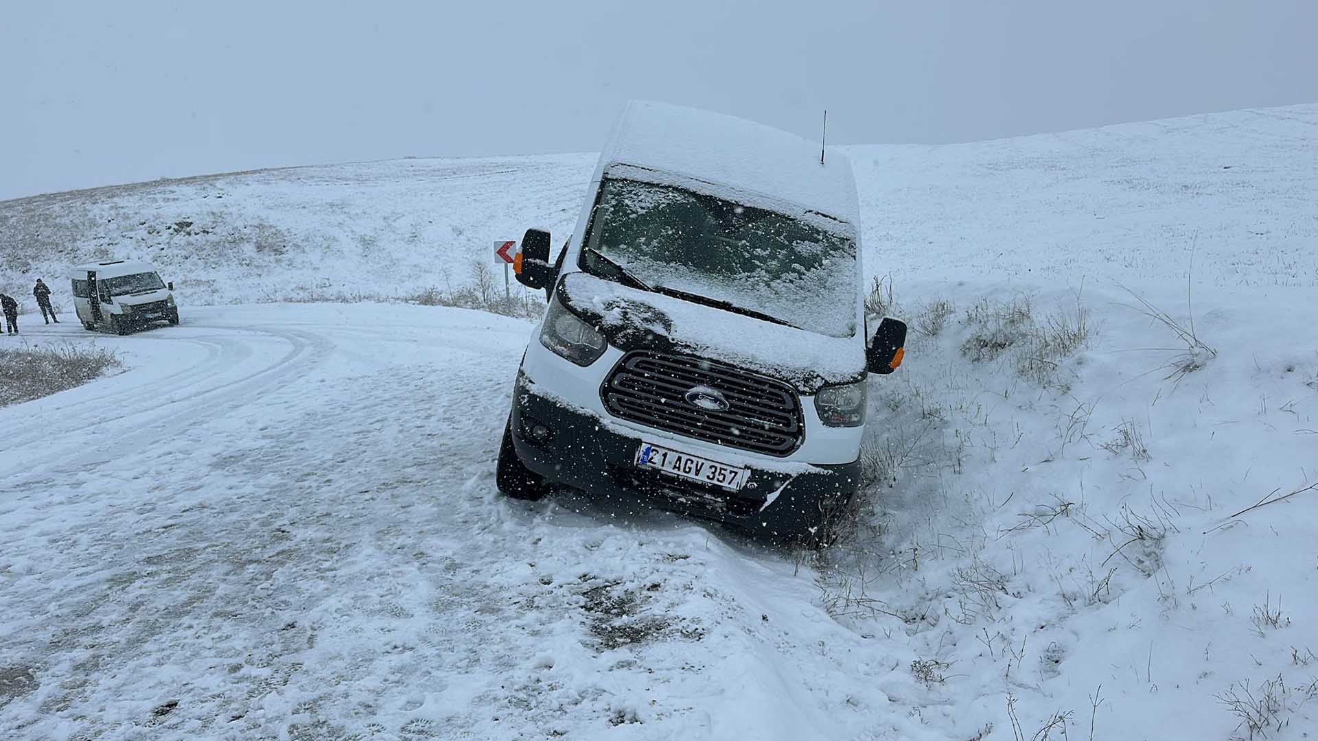 Diyarbakır'da Öğretmenleri Taşıyan Servis Aracı, Karda Mahsur Kaldı 1