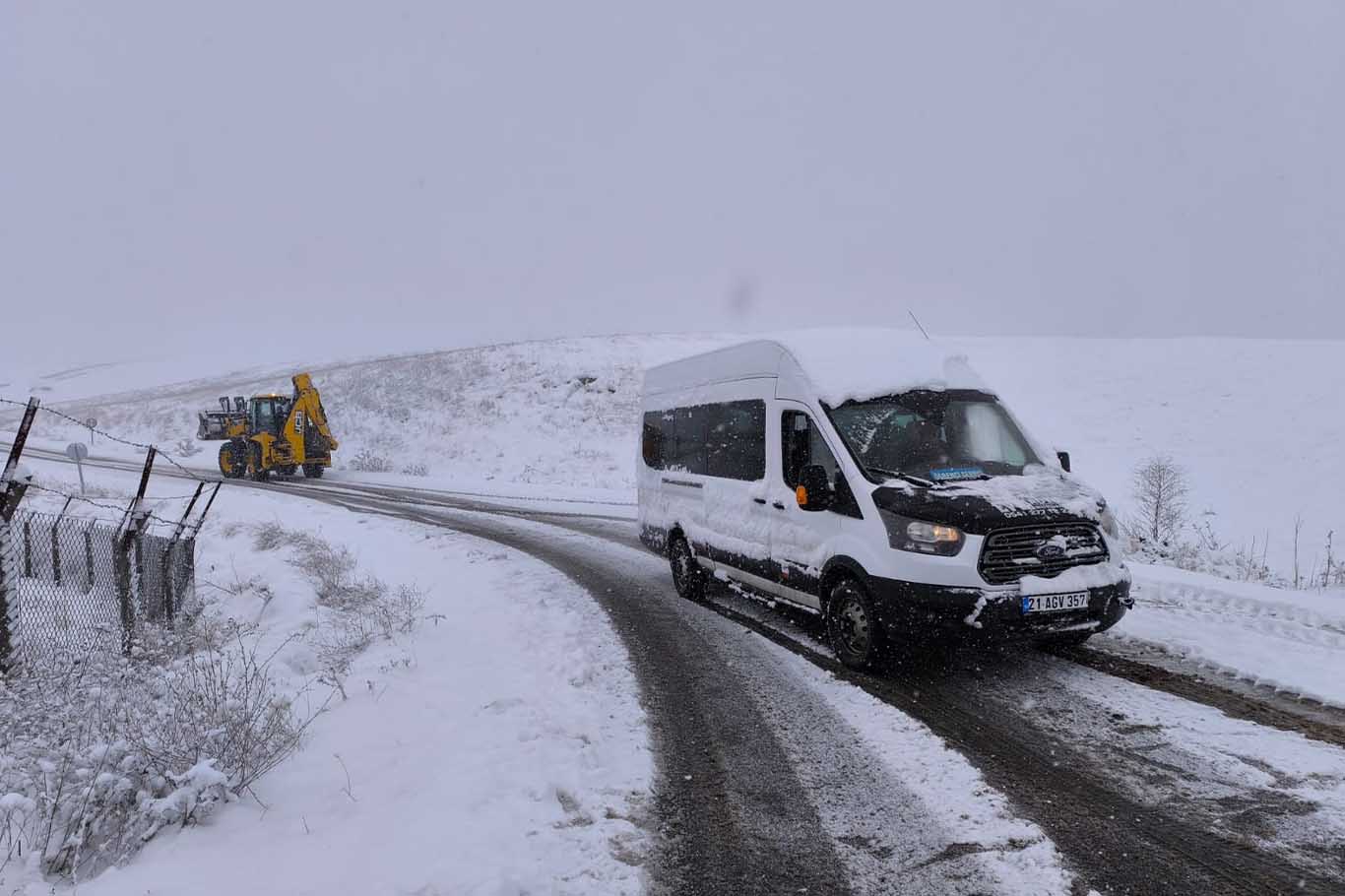 Diyarbakır'da Öğretmenleri Taşıyan Servis Aracı, Karda Mahsur Kaldı 2