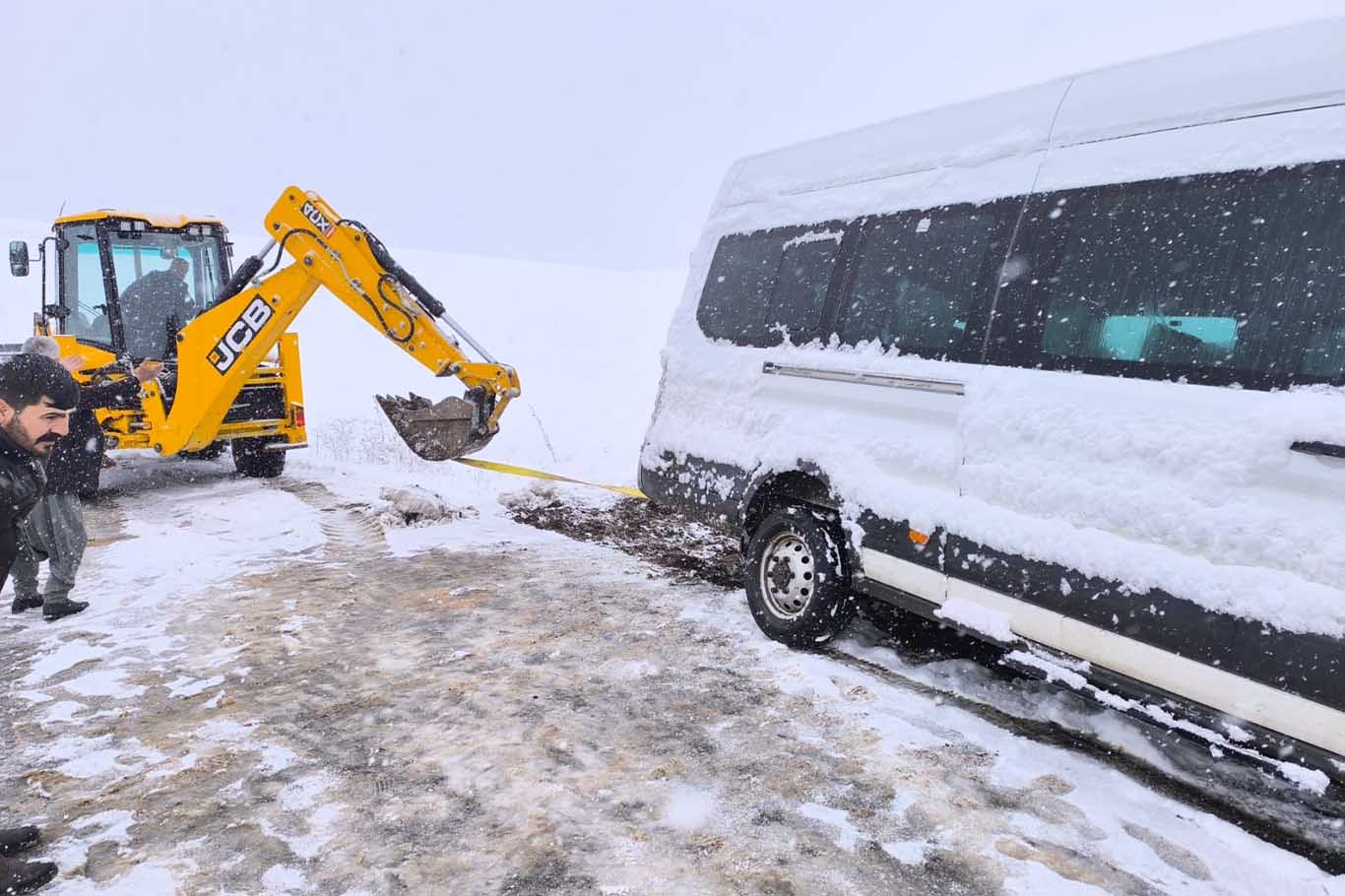 Diyarbakır'da Öğretmenleri Taşıyan Servis Aracı, Karda Mahsur Kaldı 3