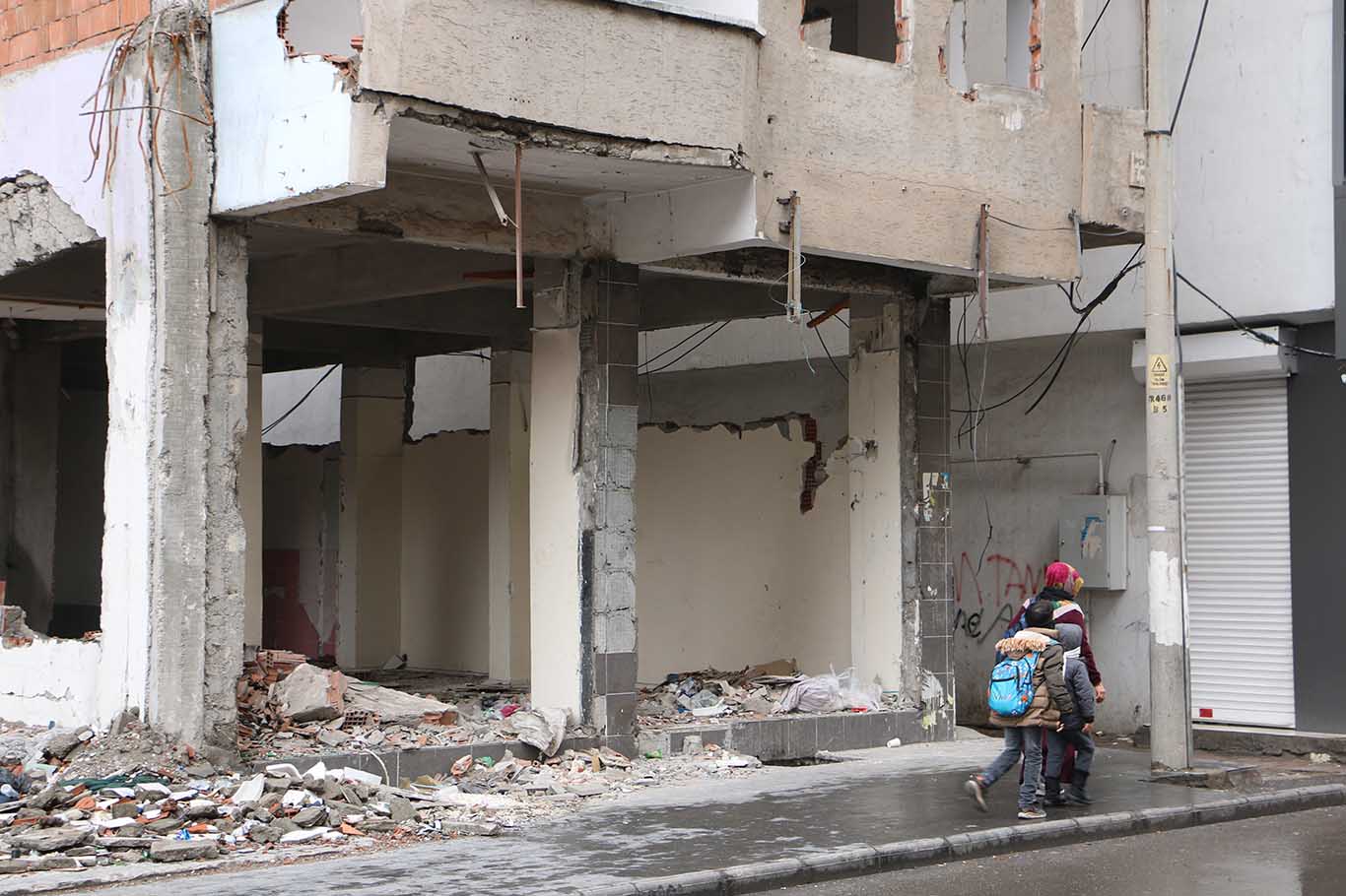 Diyarbakır’da Yıkım Sırasında Hasar Gören Bina, Madde Bağımlılarının Yuvası Haline Geldi 4