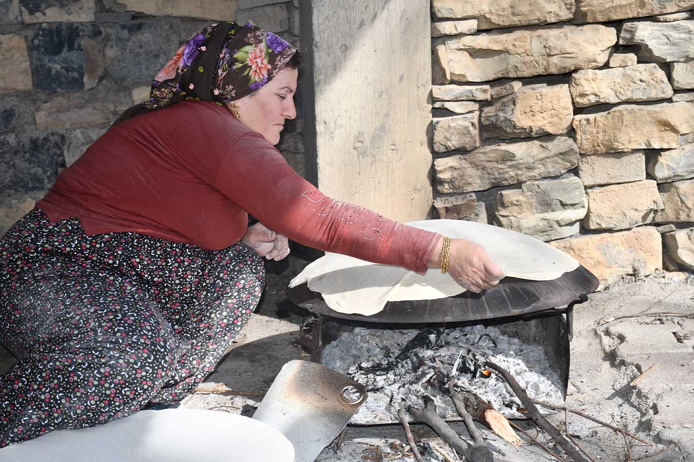 Kadınlar Hava Durumuna Göre Ekmek Pişirerek Stokluyor 2