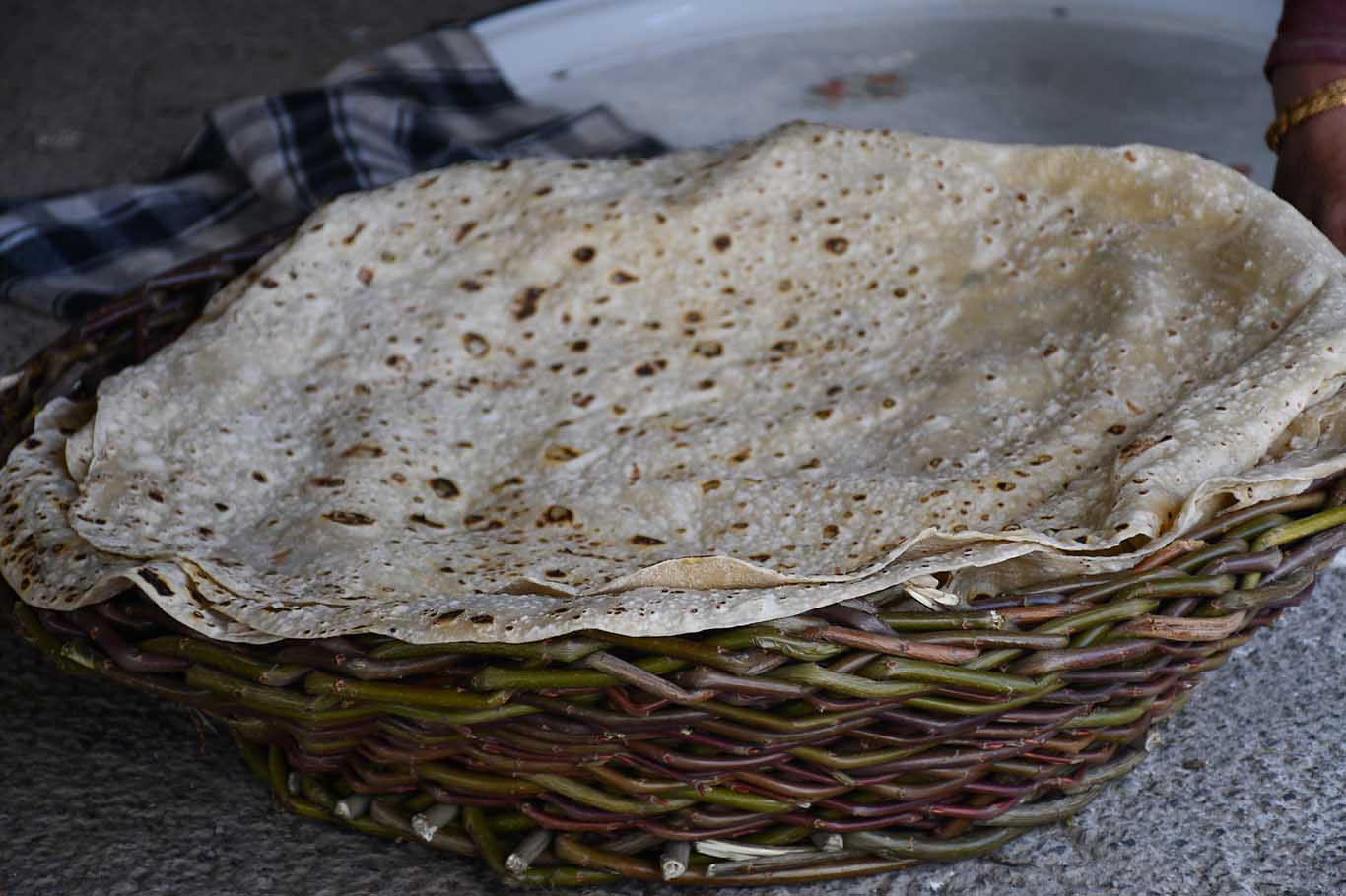 Kadınlar Hava Durumuna Göre Ekmek Pişirerek Stokluyor 3