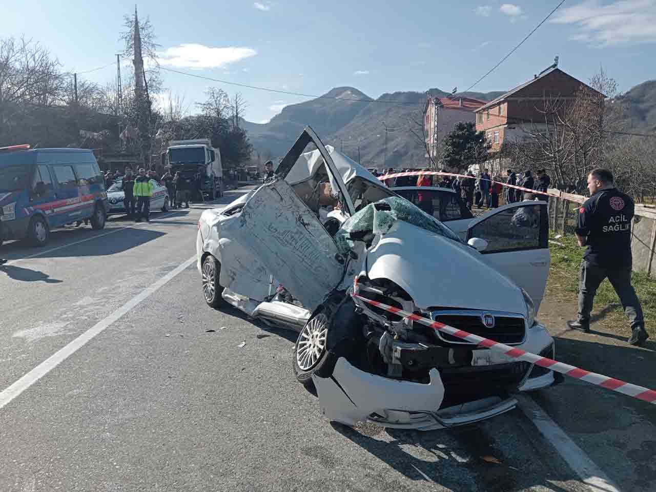 Kamyonun Çarptığı Otomobil Hurdaya Döndü; 3 Ölü, 1 Yaralı 1