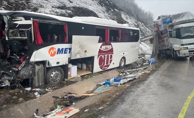 Kaza Haberleri Artarda Geliyor Samsunda Yolcu Otobusu Kamyona Carpti 8E5Ff560