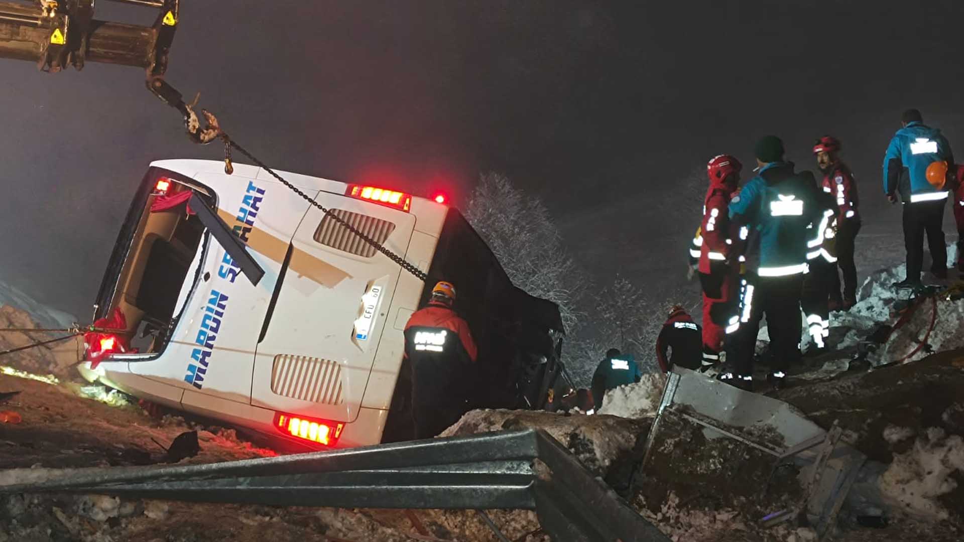 Mardin Otobüsü Bingöl’de Devrildi 4 Ölü, 32 Yaralı 1