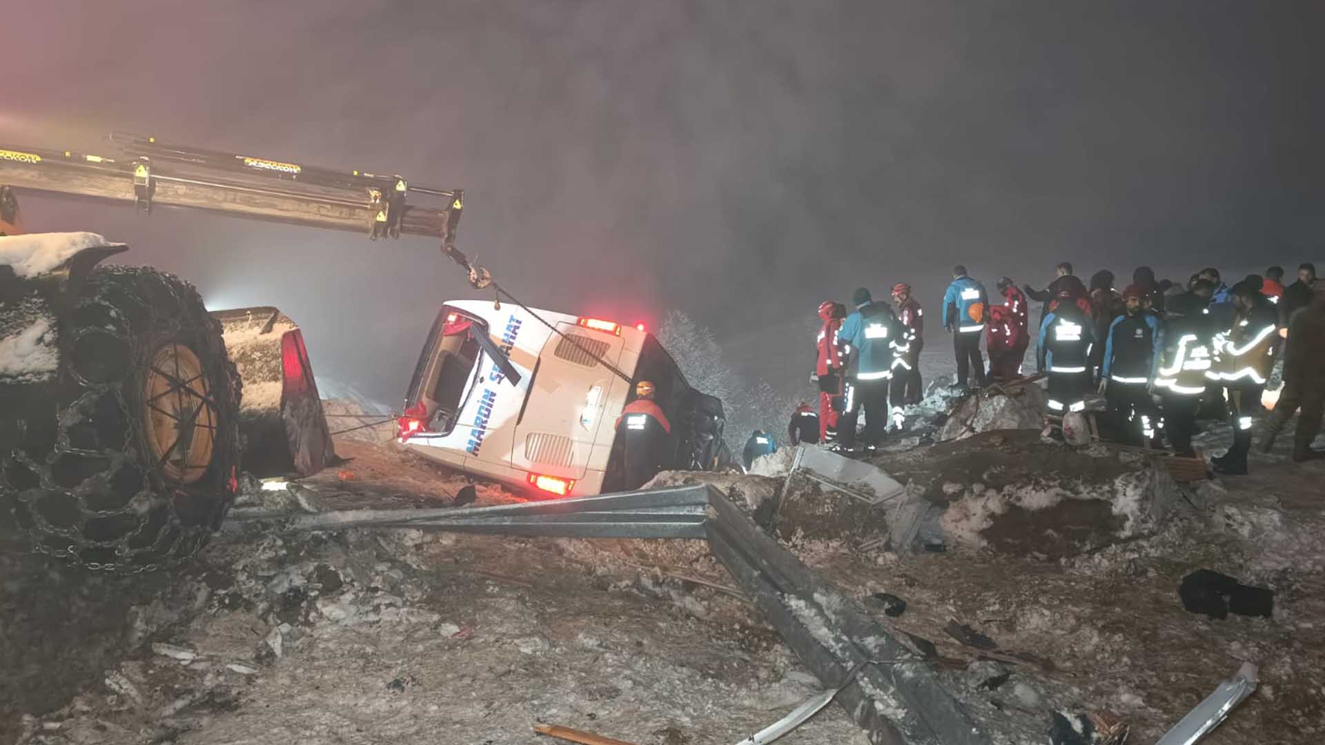 Mardin Otobüsü Bingöl’de Devrildi 4 Ölü, 32 Yaralı 3