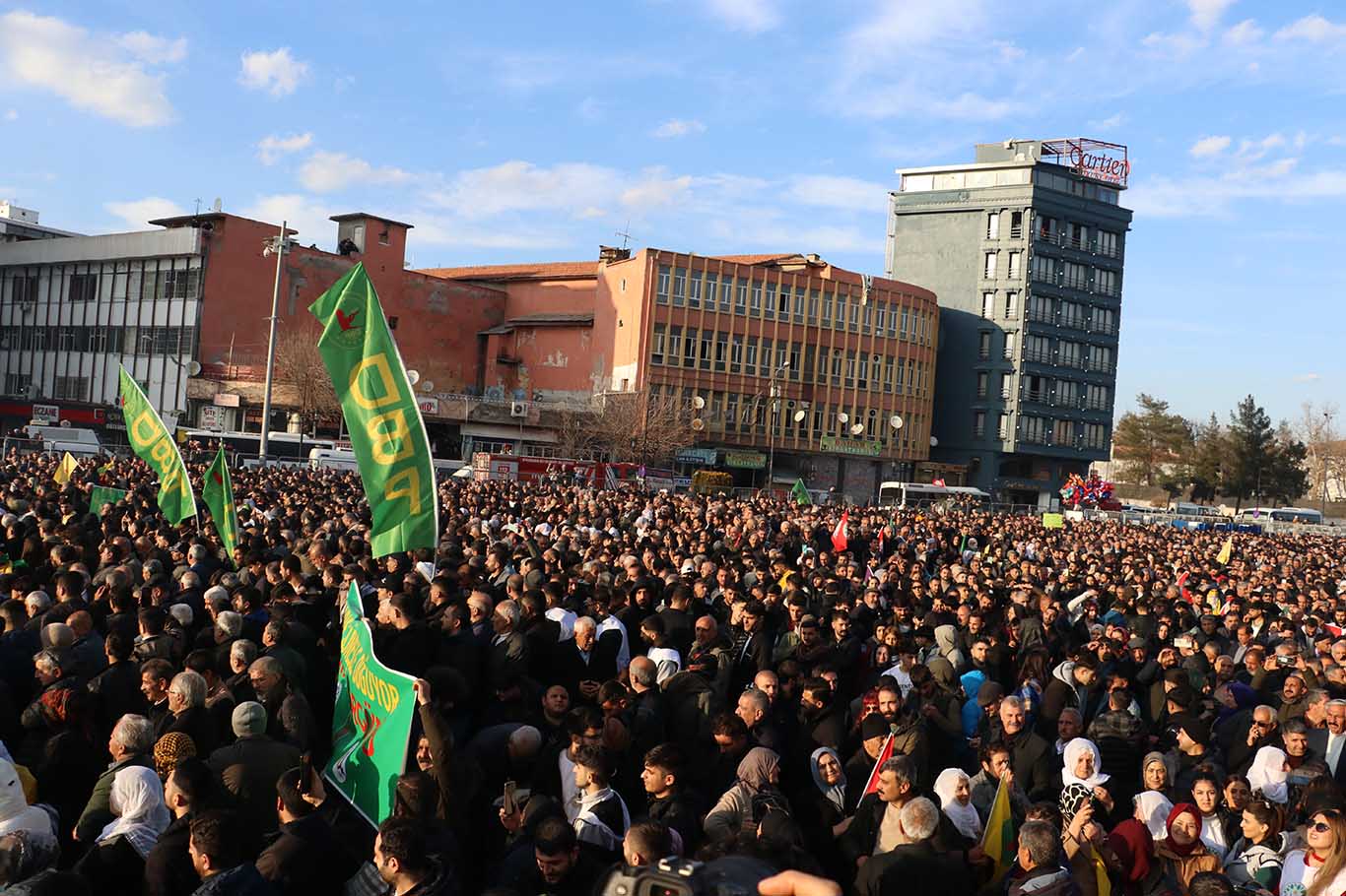 Öcalan’ın Pkk’ya Silah Bırakma Çağrısı Diyarbakır’da Dev Ekrandan Takip Edildi 1