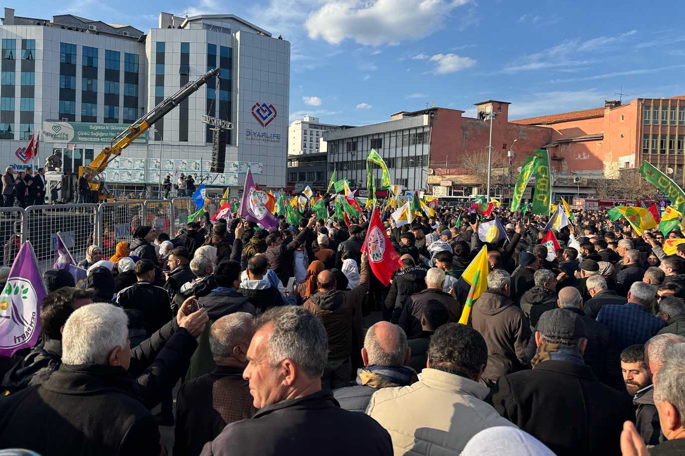 Öcalan’ın Pkk’ya Silah Bırakma Çağrısı Diyarbakır’da Dev Ekrandan Takip Edildi 2