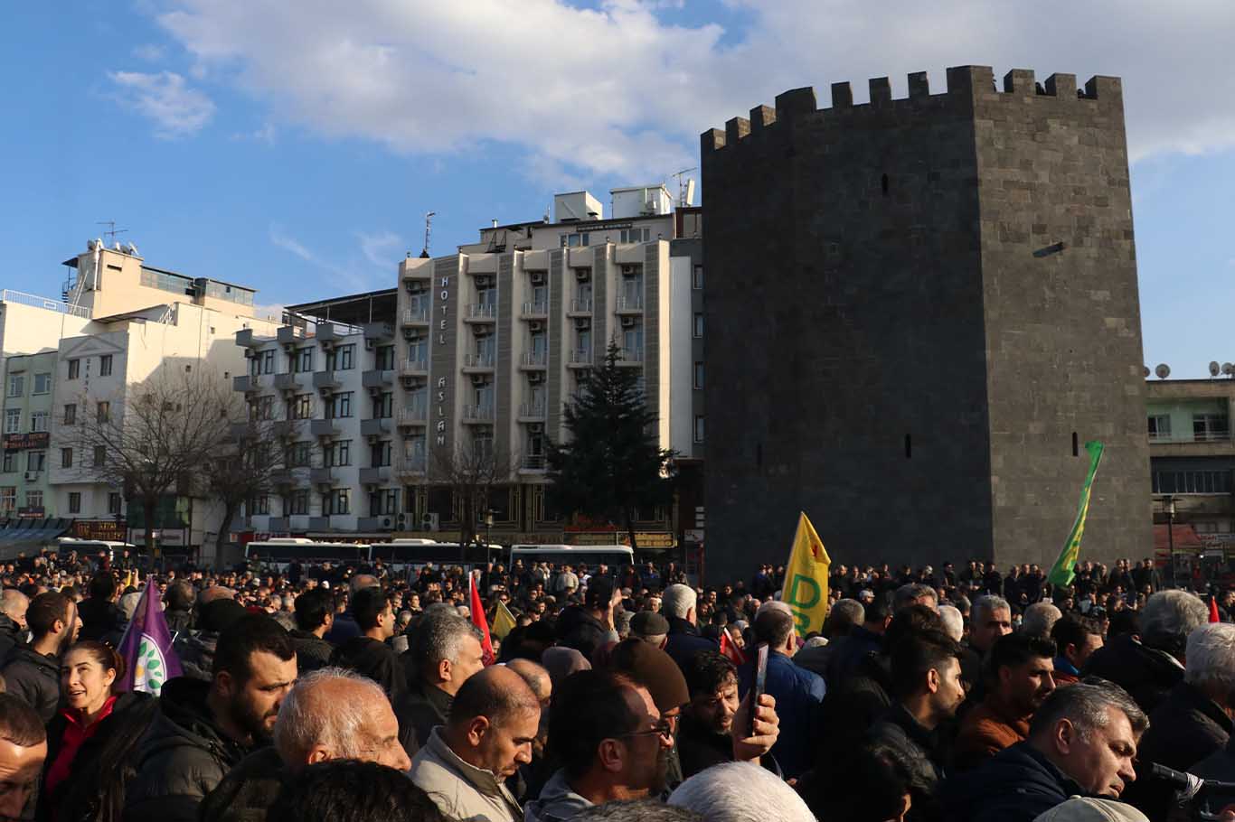 Öcalan’ın Pkk’ya Silah Bırakma Çağrısı Diyarbakır’da Dev Ekrandan Takip Edildi 3