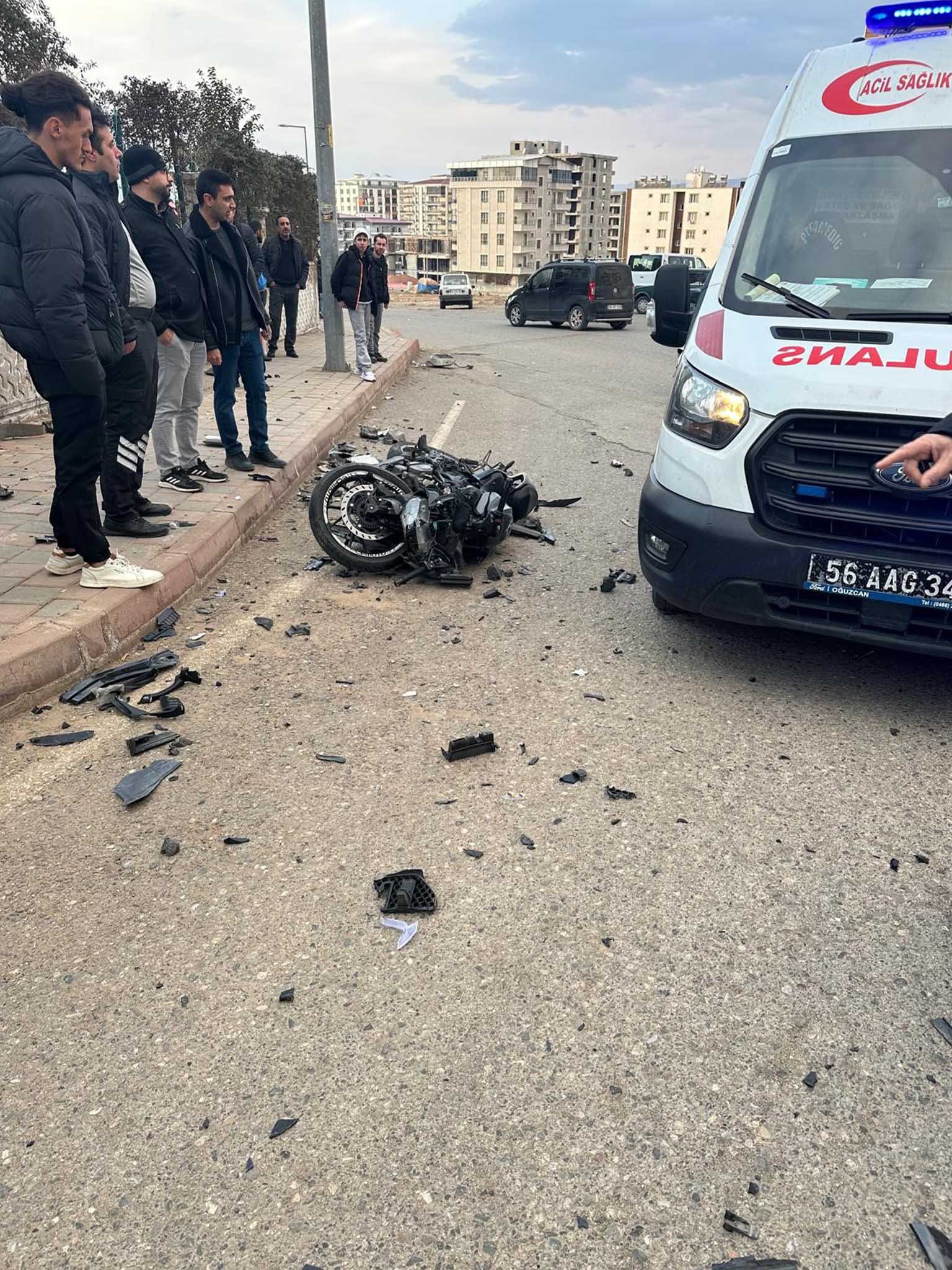 Otomobille Çarpışan Motosiklet Sürücüsü Öldü 1