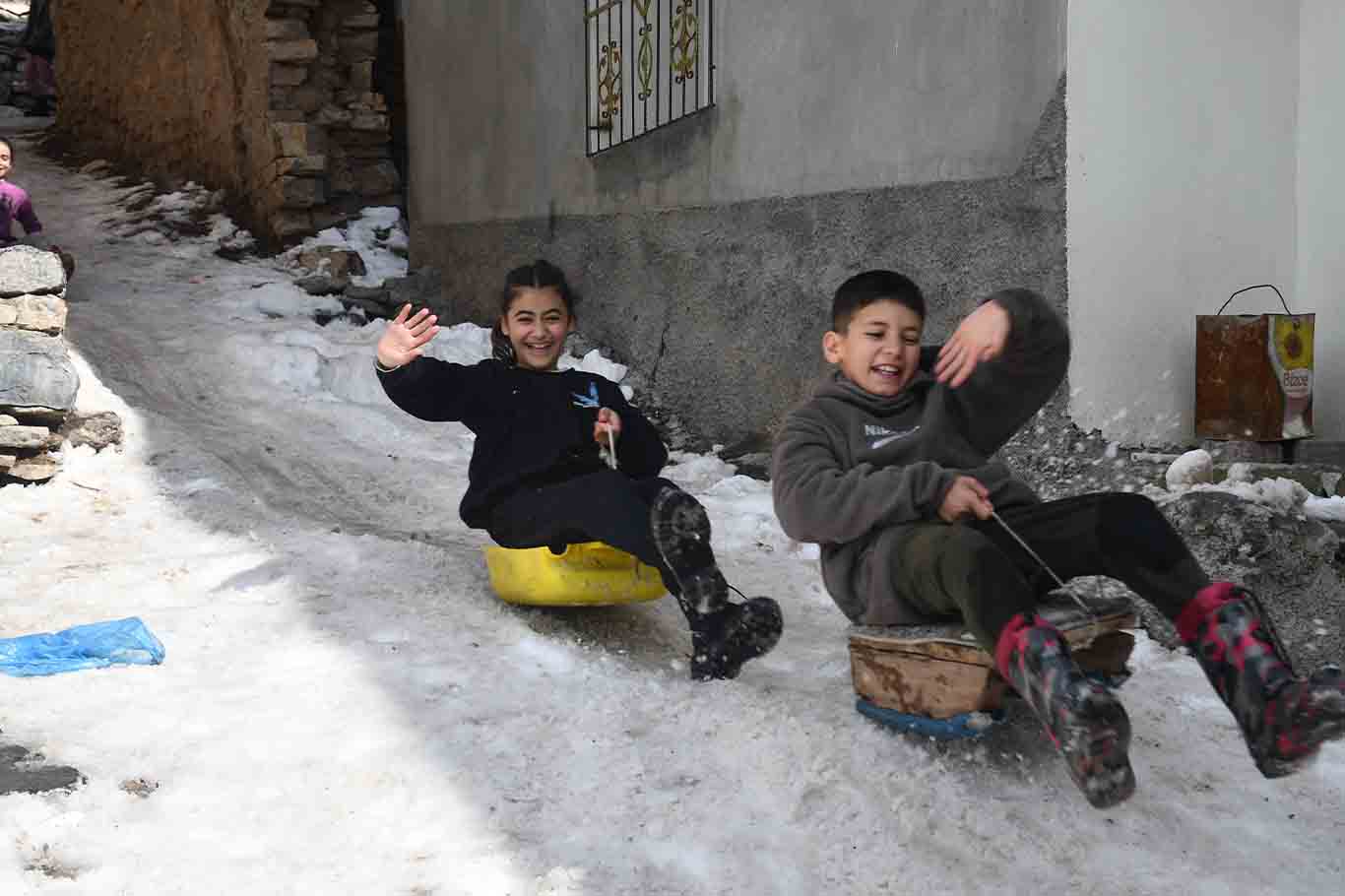 Şırnak’ta Çocukların Kar Keyfi Kızak Ve Bidonlarla Kayıyorlar 1