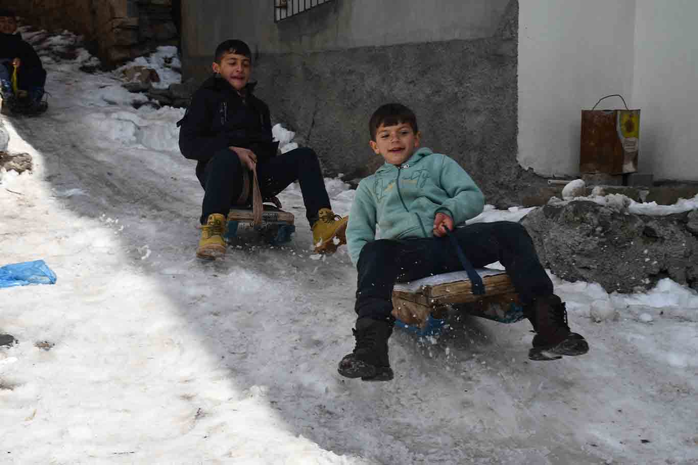 Şırnak’ta Çocukların Kar Keyfi Kızak Ve Bidonlarla Kayıyorlar 2