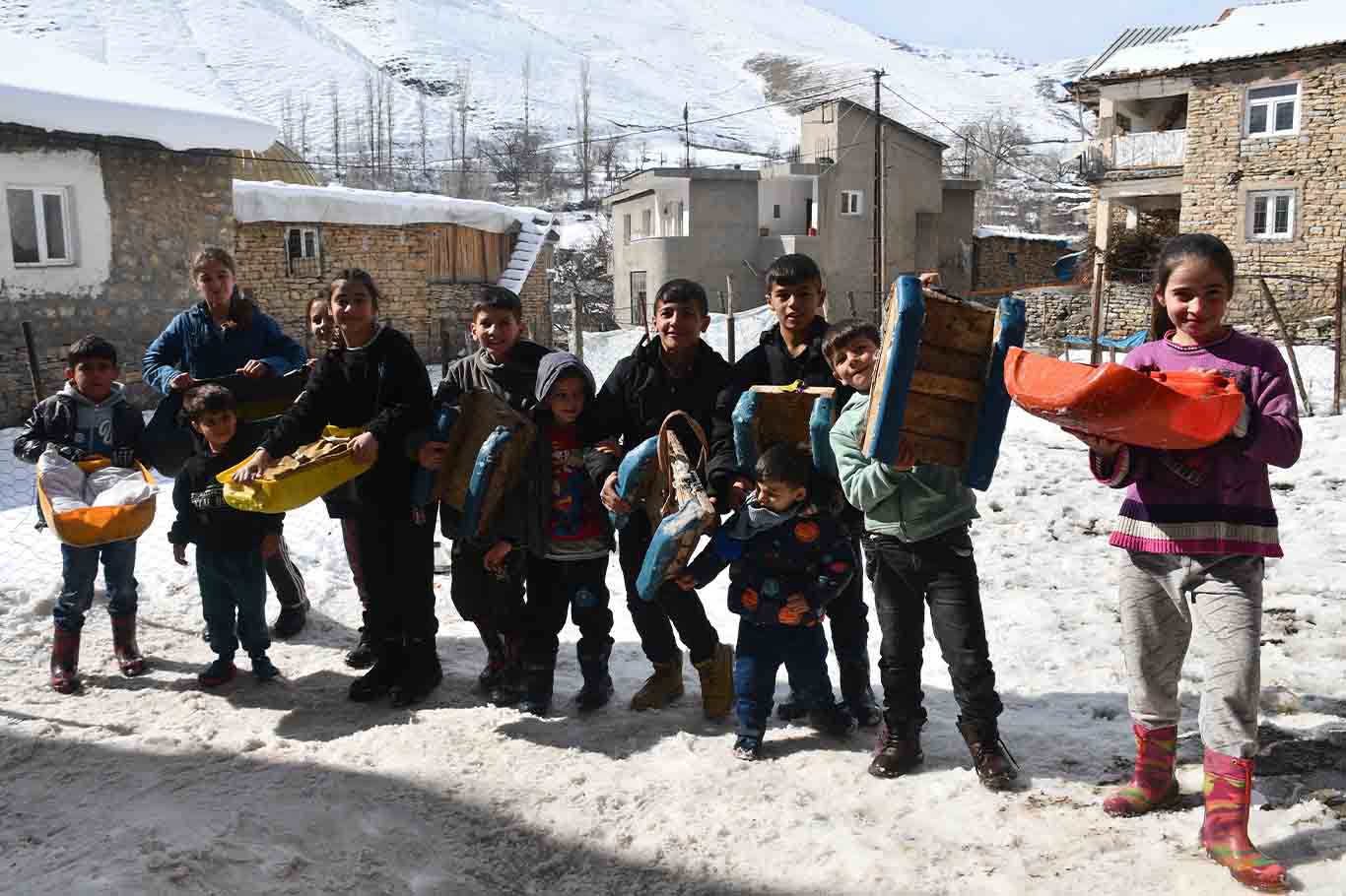 Şırnak’ta Çocukların Kar Keyfi Kızak Ve Bidonlarla Kayıyorlar 3