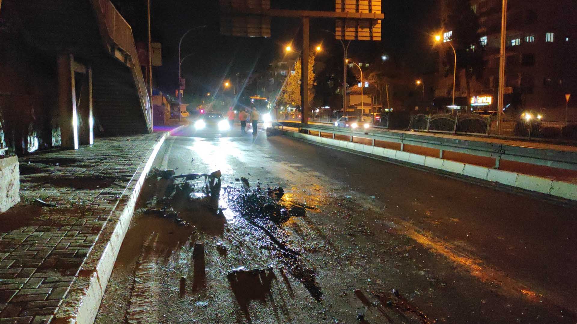 Üst Geçidin Ayağına Çarpan Otomobil Hurdaya Döndü; 1 Ölü, 1 Yaralı 1