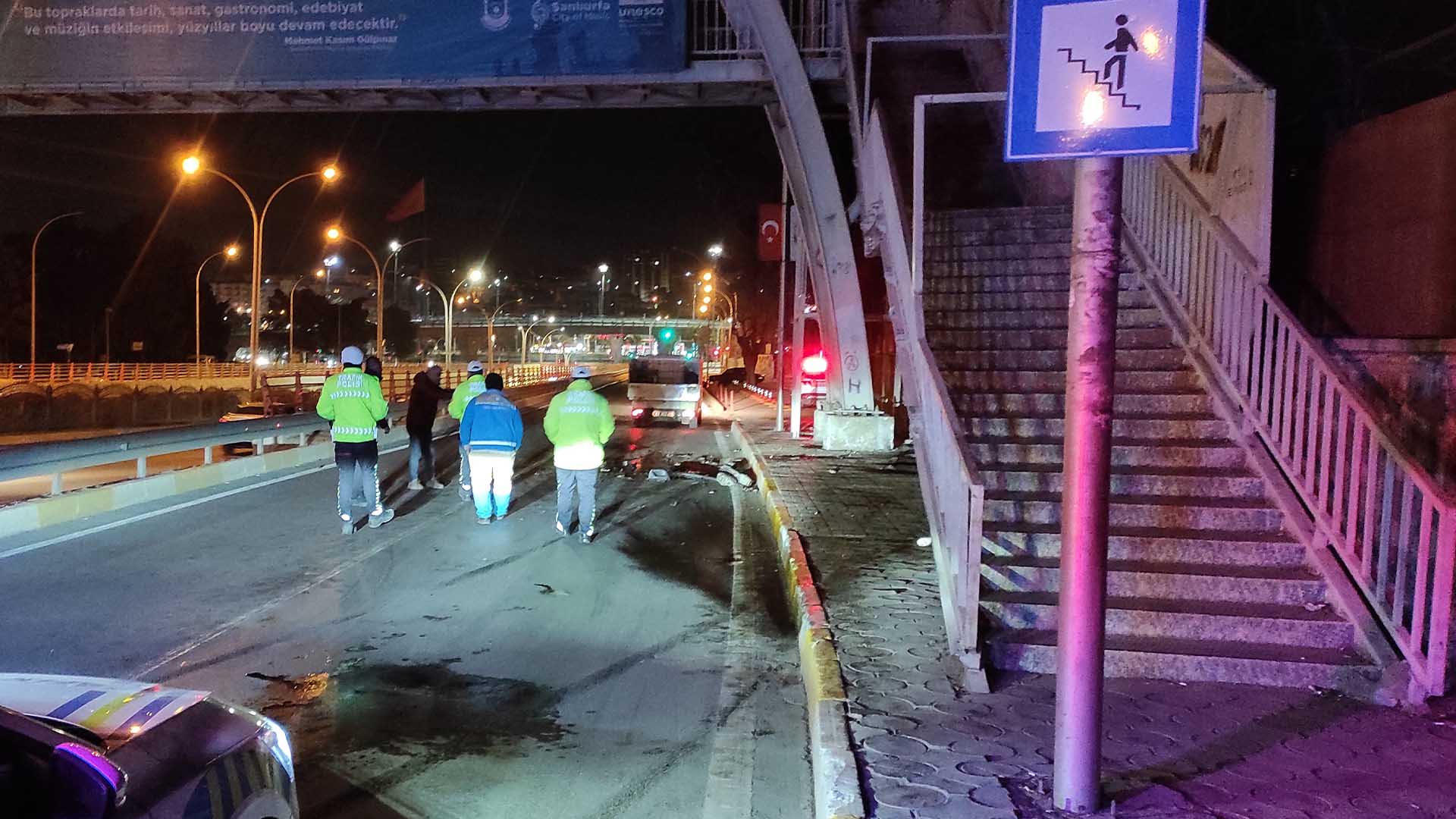 Üst Geçidin Ayağına Çarpan Otomobil Hurdaya Döndü; 1 Ölü, 1 Yaralı 2