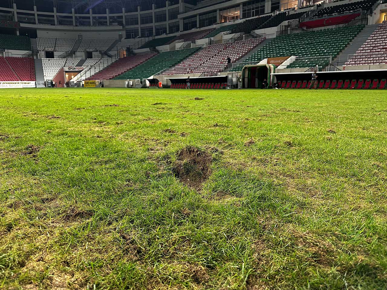 Vali Zorluoğlu, Diyarbakır Stadyumu'nda Yaşanan Saha Zemini Sorusunu Yanıtladı 2