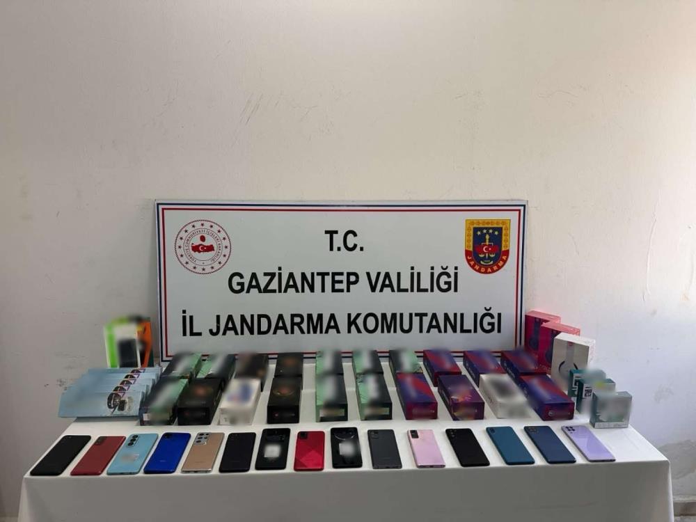 2 Milyon Tl Değerinde Kaçak Telefon Ve Saat Ele Geçirildi (3)