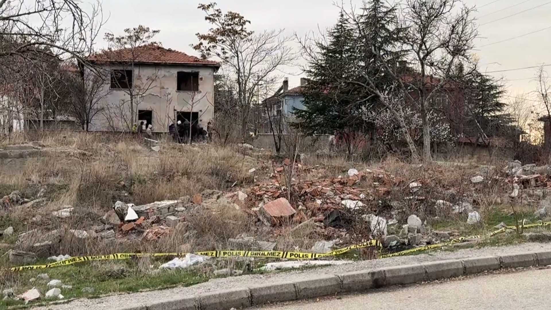 6 Yaşındaki Kız Çocuğu, Metruk Bir Binanın Bahçesinde Ölü Bulundu 3