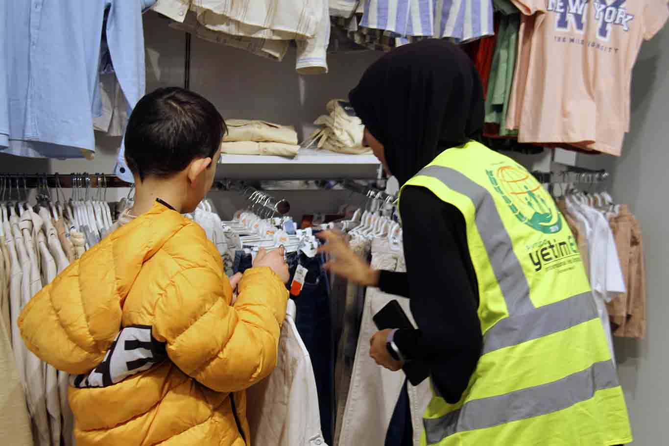 Avrupa Yetim Eli, Diyarbakır’da Bayram Öncesi Yüzlerce Çocuğu Giydirdi 2