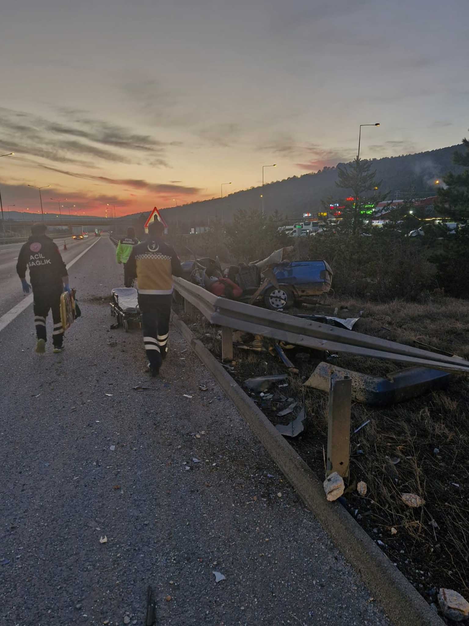 Bariyerlere Çarpan Tofaş Şahin, Hurdaya Döndü 2 Ölü, 1 Yaralı 2