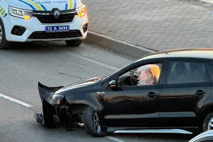 Batman'da Trafik Kazası Araçlarda Maddi Hasar Oluştu (2)