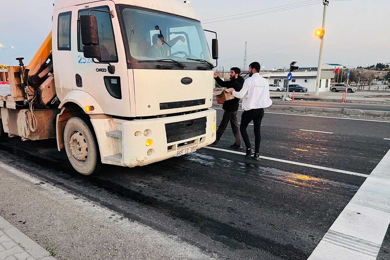 Bismil’de Iftara Yetişemeyen Vatandaşlara Iftarlık Hurma Ve Su Ikram Ediyorlar 2