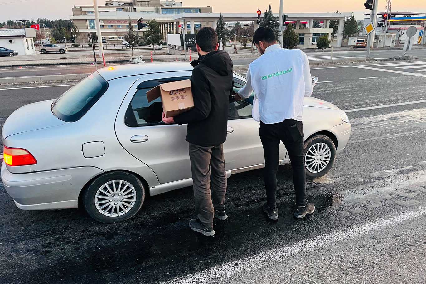 Bismil’de Iftara Yetişemeyen Vatandaşlara Iftarlık Hurma Ve Su Ikram Ediyorlar 5