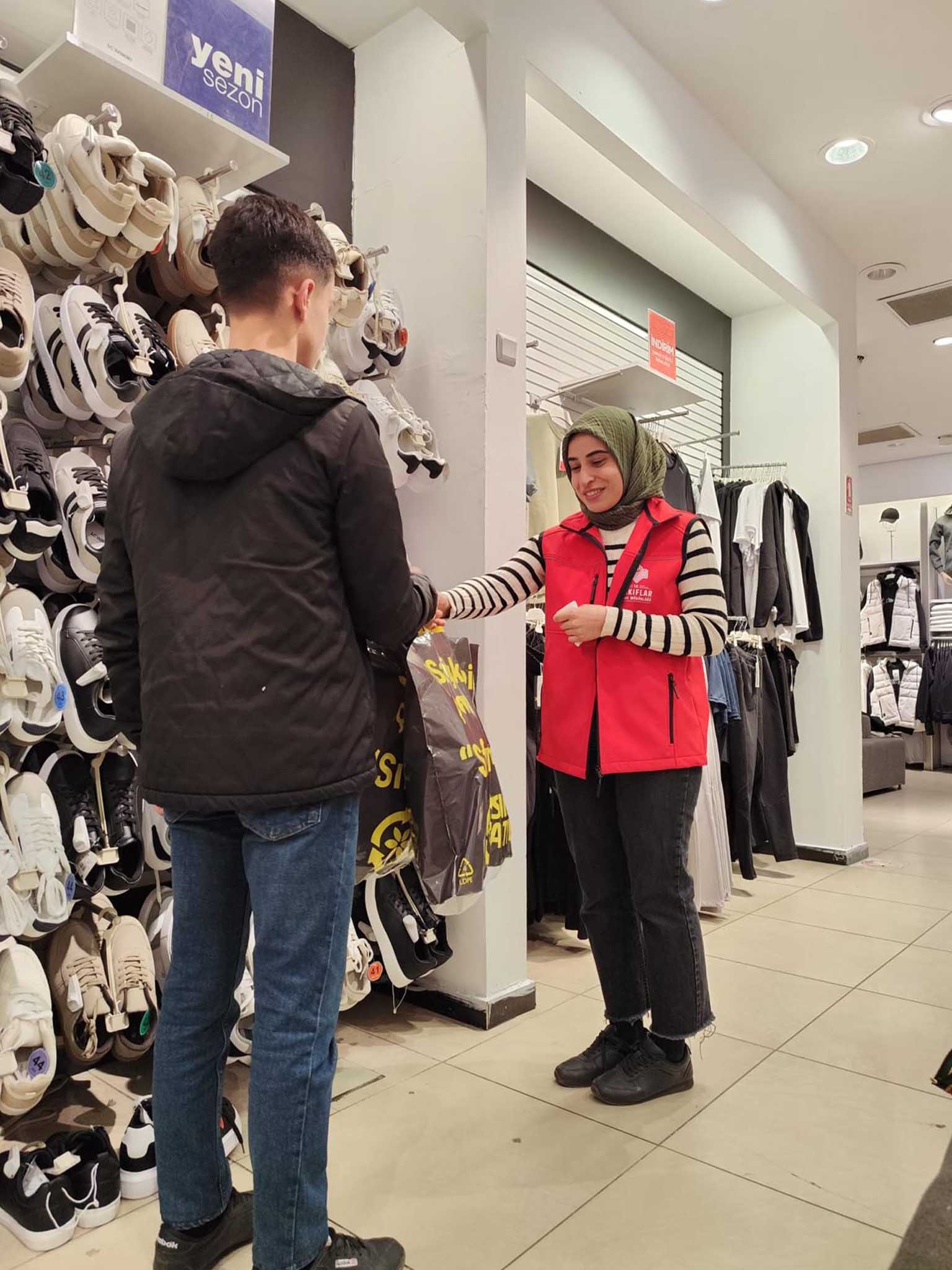 Diyarbakır Vakıflar Bölge Müdürlüğünden 2 Bin 300 Çocuğa Giysi Desteği 2