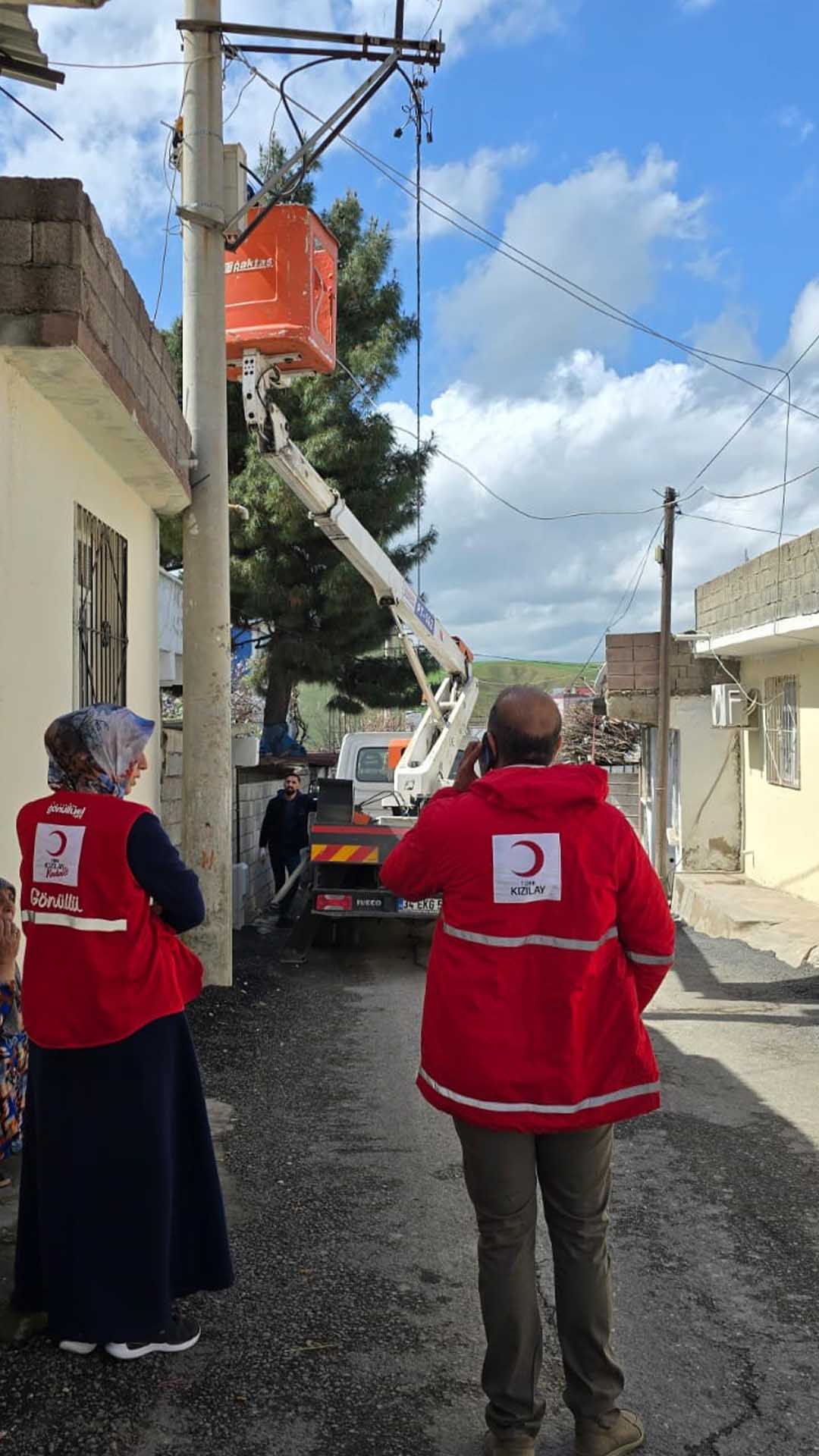 Diyarbakır'da 40 Aydır Elektriği Kesik Olan Aileye Yardım Eli 2