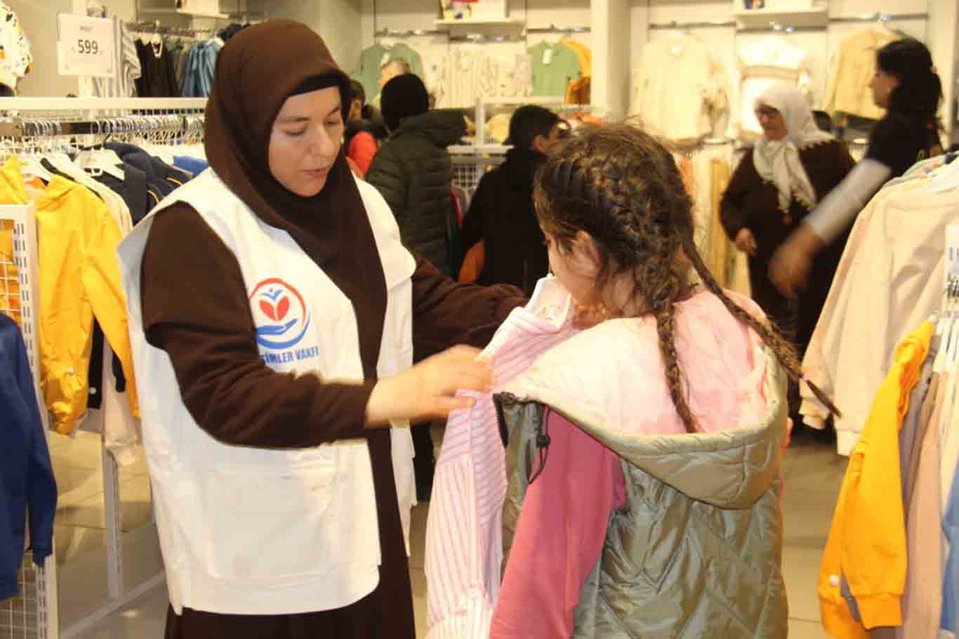 Diyarbakır’da Bayram Öncesi Yüzlerce Çocuğun Yüzü Güldü 1