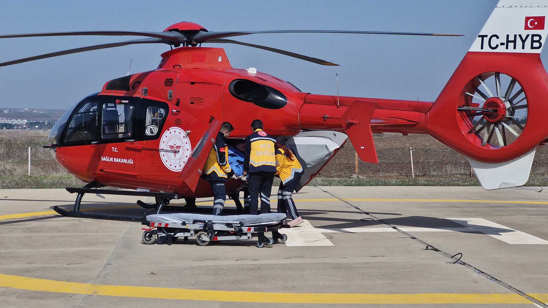 Diyarbakır’da Kalp Krizi Geçiren 40 Yaşındaki Kadın, Ambulans Helikopter Ile Hastaneye Sevk Edildi 1