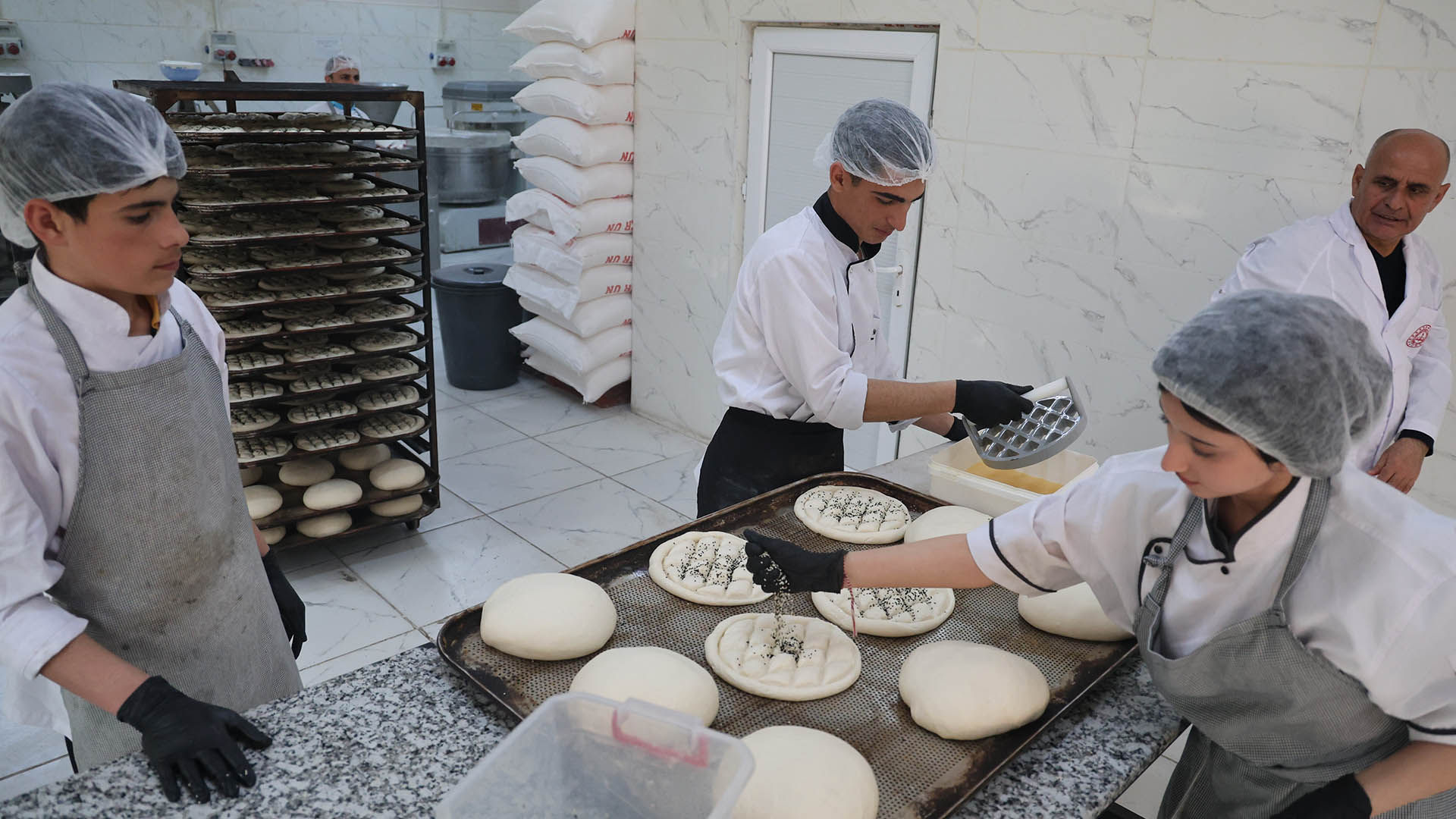 Diyarbakır'da Meslek Lisesi Öğrencileri 130 Aileye Ramazan Pidesi Ulaştırıyor4