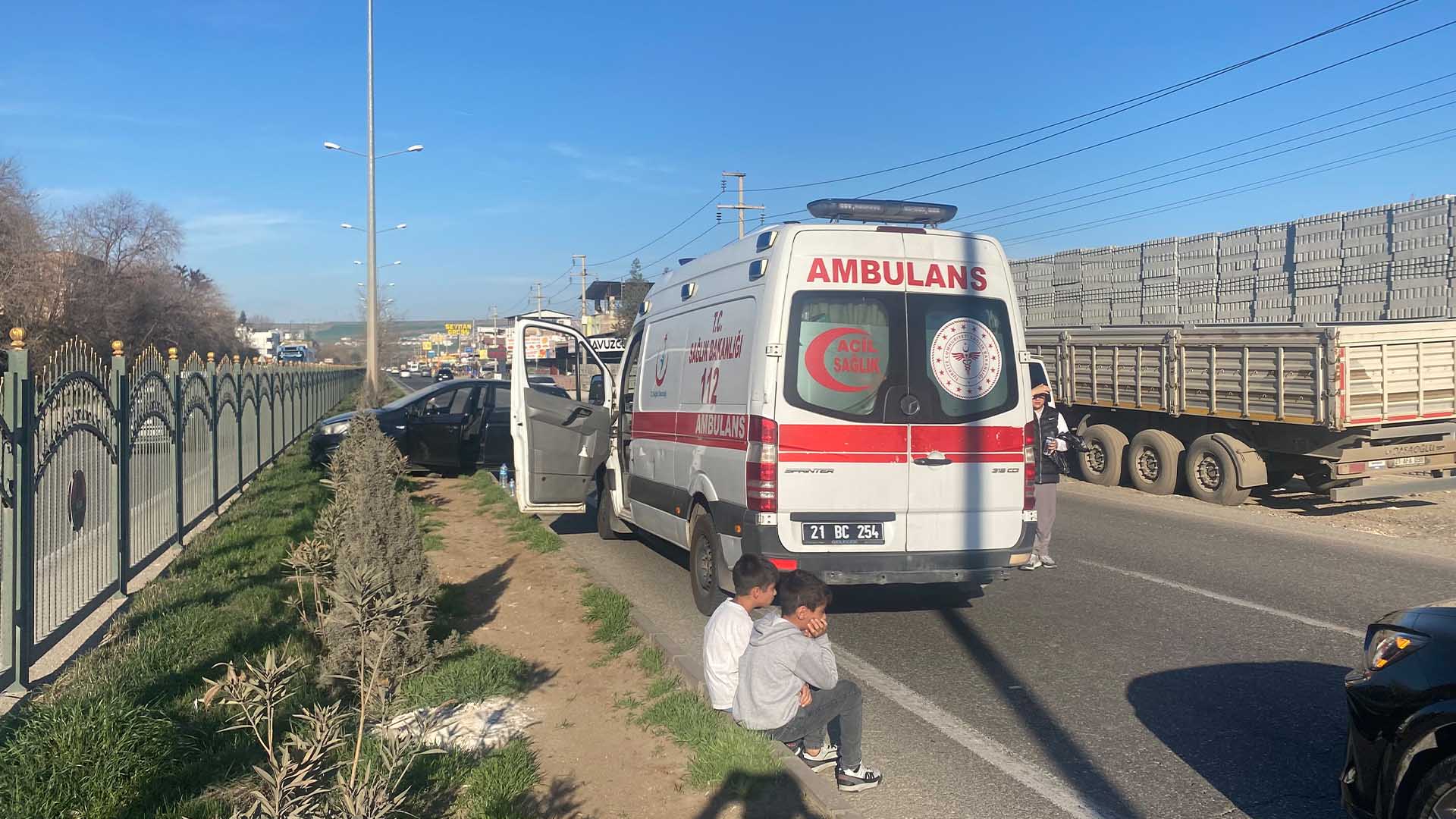 Diyarbakır’da Minibüs Ve Otomobil Çarpıştı 3’Ü Çocuk 6 Yaralı 2