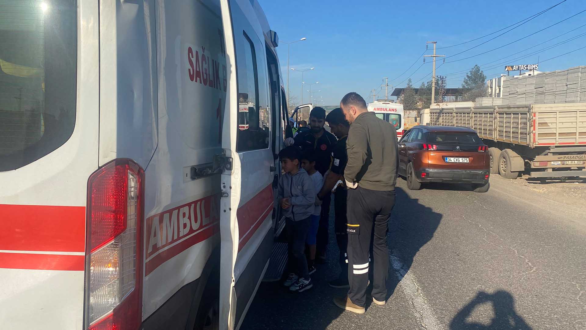 Diyarbakır’da Minibüs Ve Otomobil Çarpıştı 3’Ü Çocuk 6 Yaralı 4