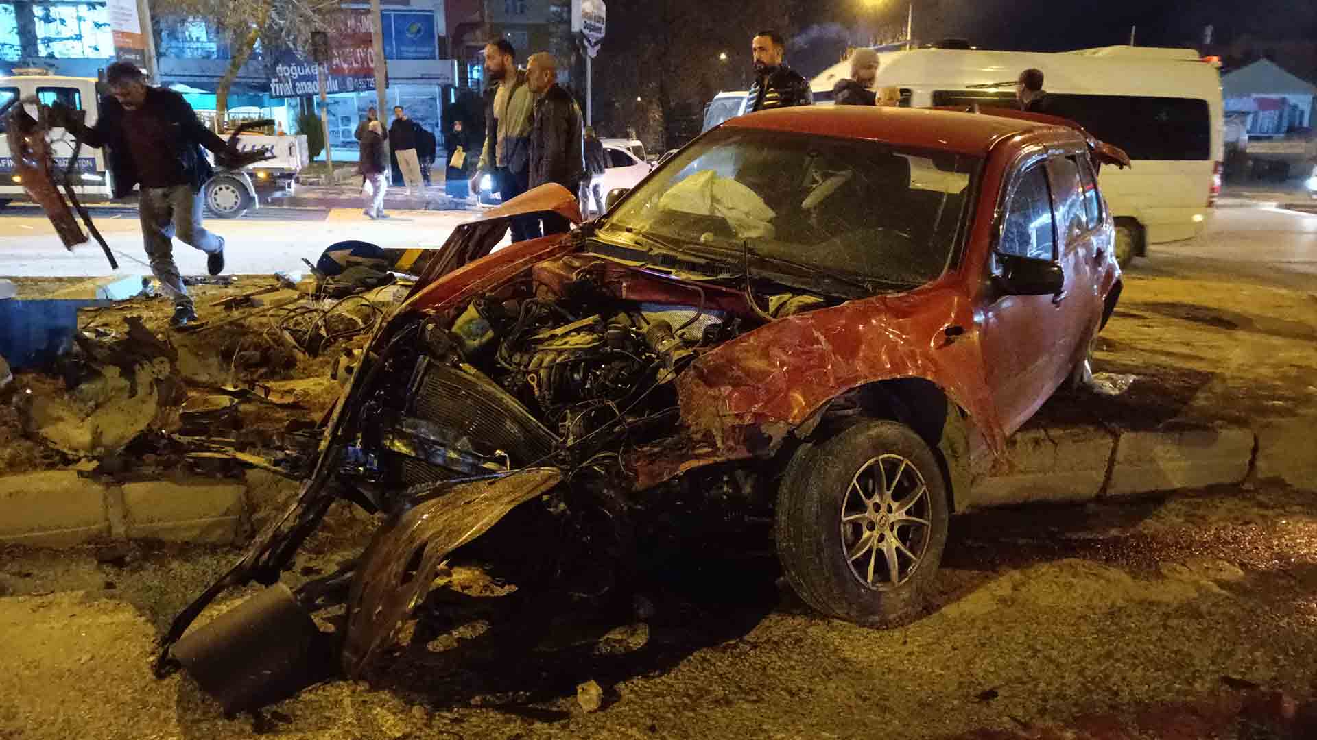 Elazığ'da Otomobil Ile Hafif Ticari Araç Çarpıştı 5 Yaralı 1