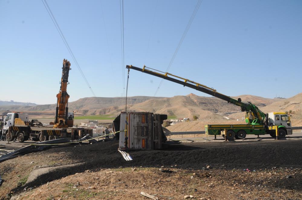 Freni Boşalan Tır Şarampole Devrildi 1 Ölü (2)