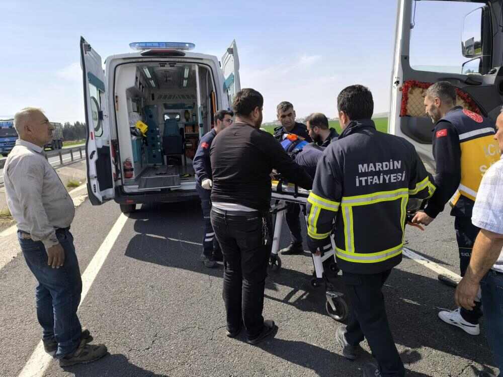 Kontrolden Çıkan Tır Bariyerlere Çarptı (1)-1