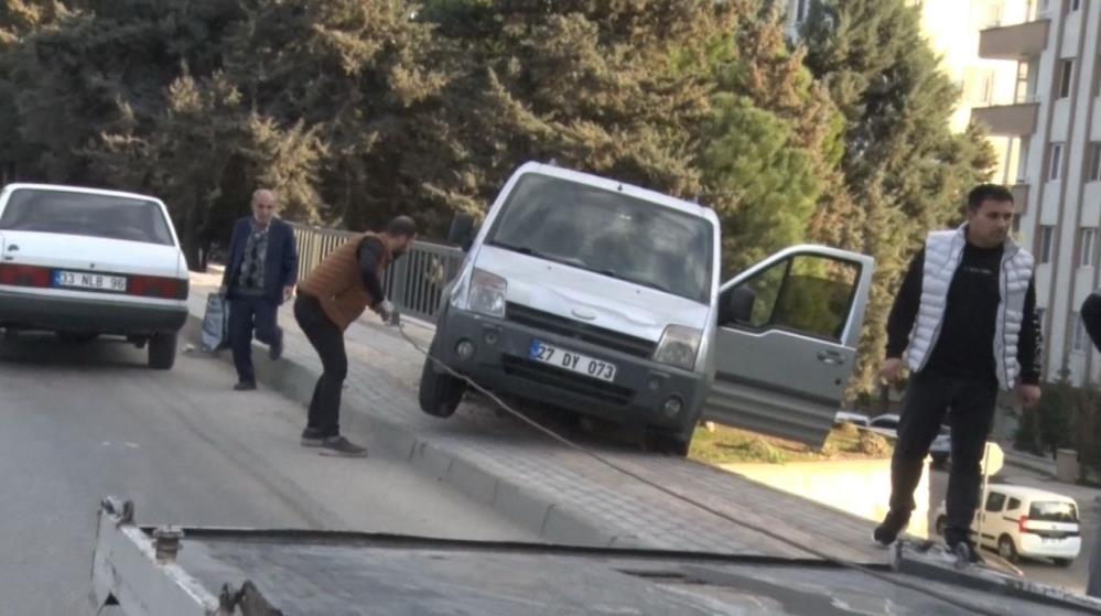 Korkutan Kaza Araç Köprüde Asılı Kaldı (2)