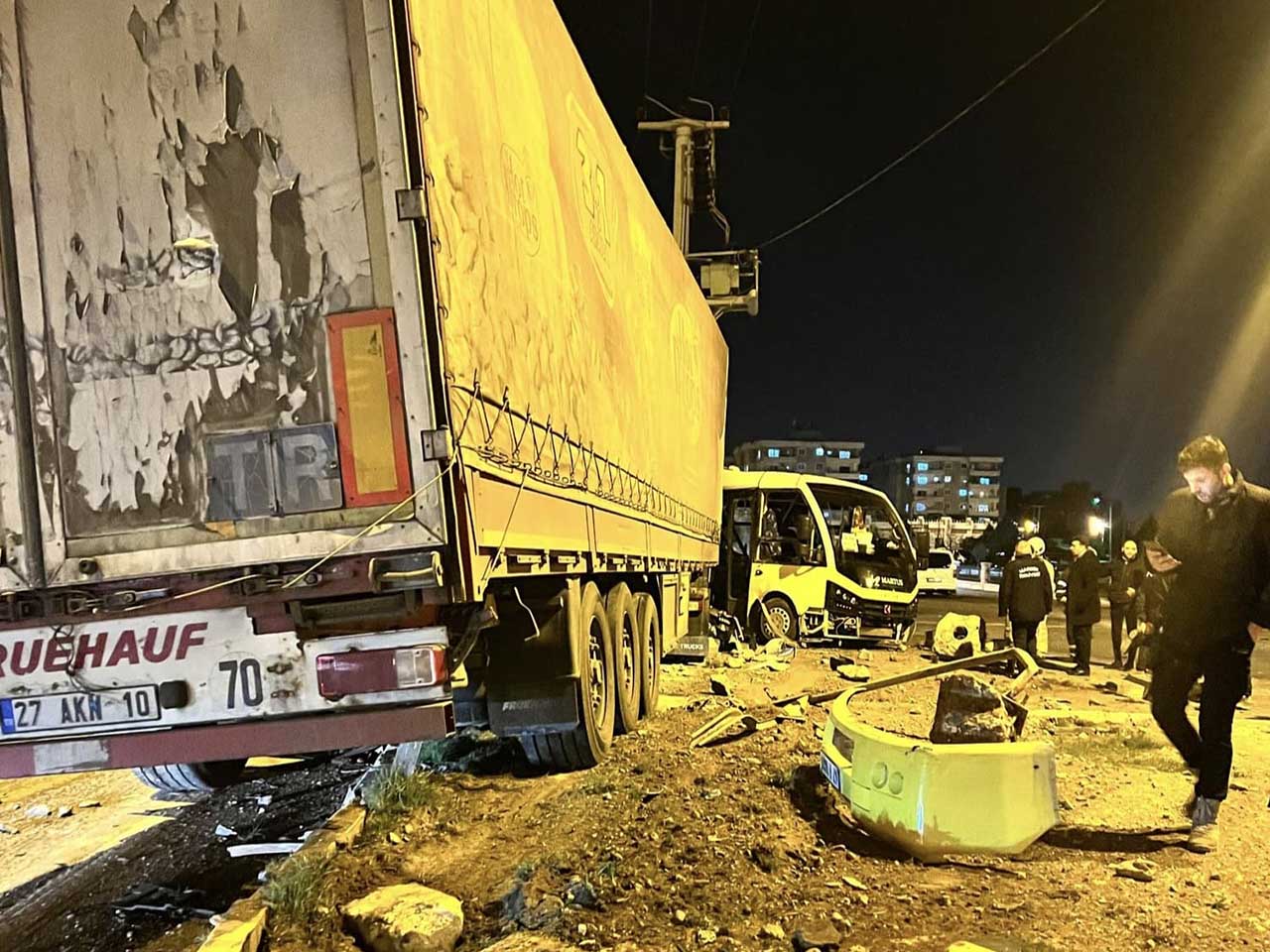 Mardin'de Tir Ile Yolcu Minibüsü Çarpıştı 4 Yaralı 3