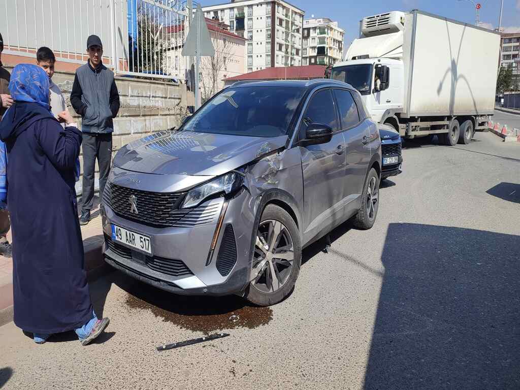 Siirt'te Yolcu Otobüsü Ile Otomobil Çarpıştı 12