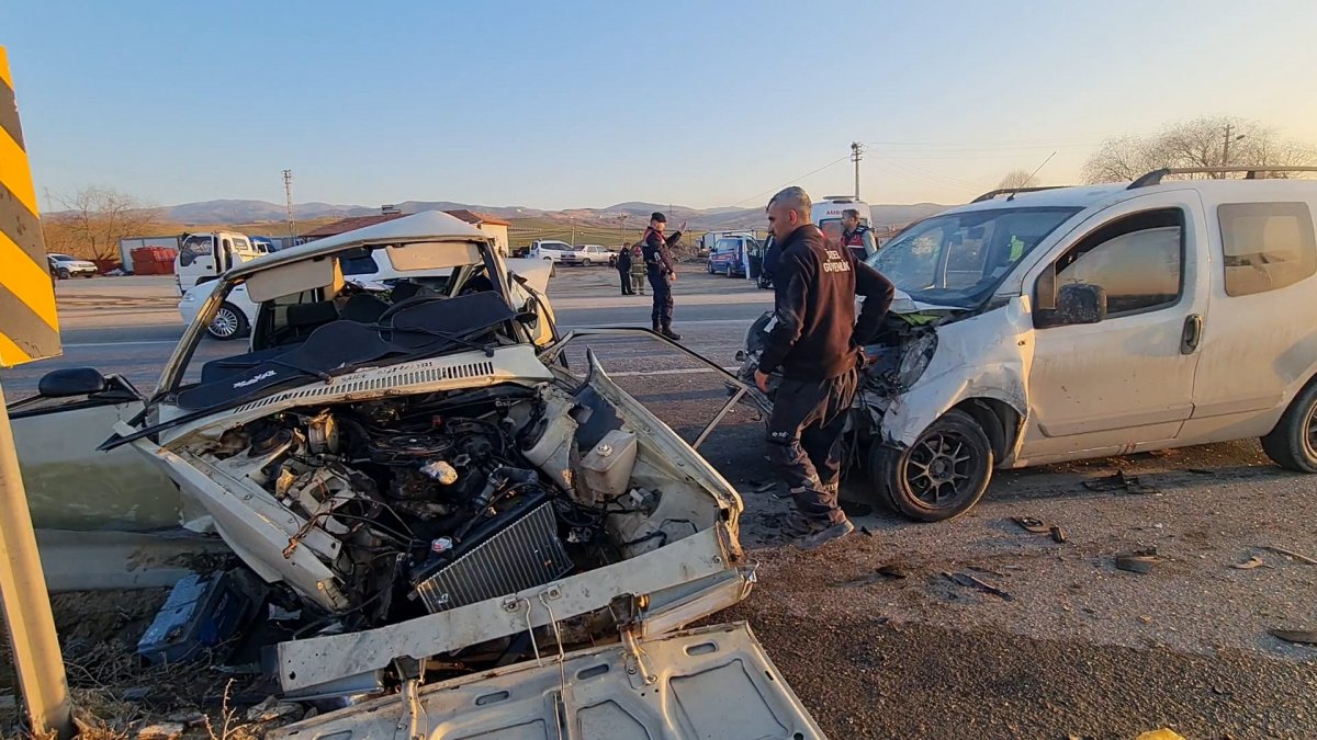 Son Dakika Feci Trafik Kazasi Olu Ve Yaralilar Var Amp 1