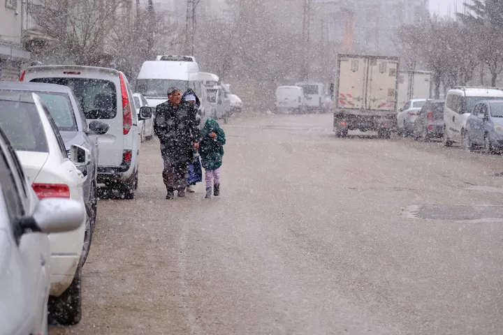 Van’da Bahar Yerini Kar Yağışına Bıraktı (3)