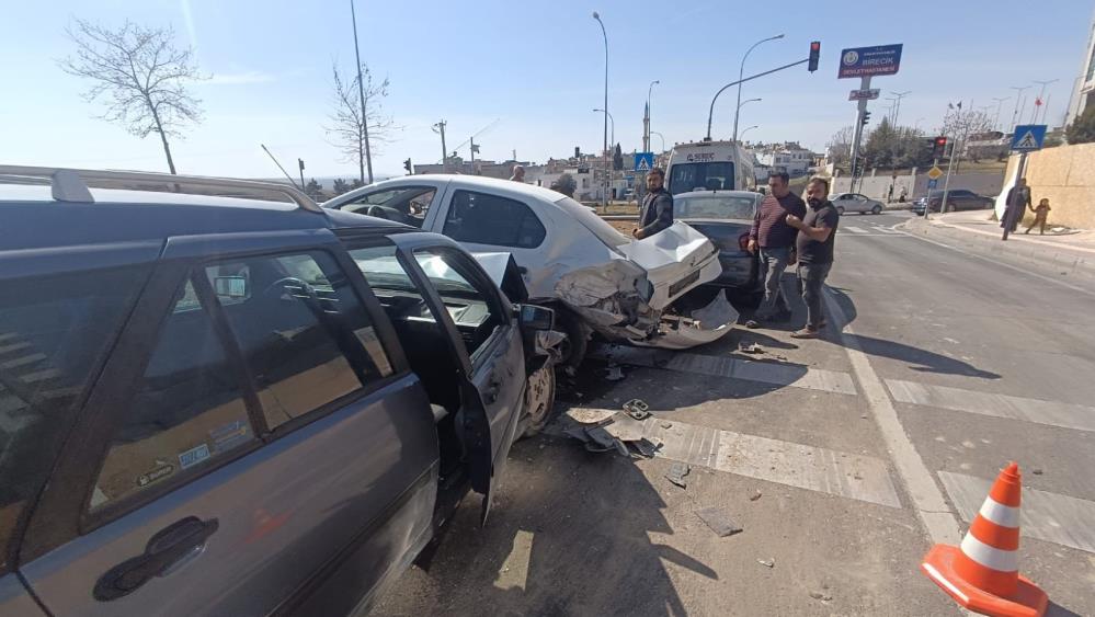 Zincirleme Trafik Kazası 2 Kişi Yaralandı (2)