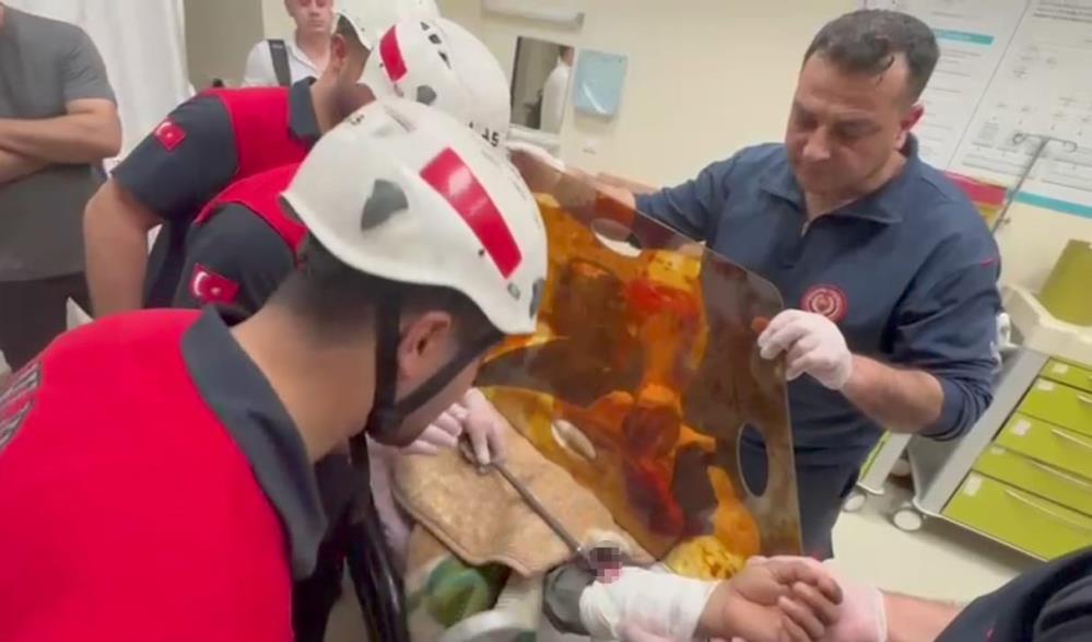 Demir Şiş Koluna Saplandı İtfaiye Ve Doktorlar Seferber Oldu (2)