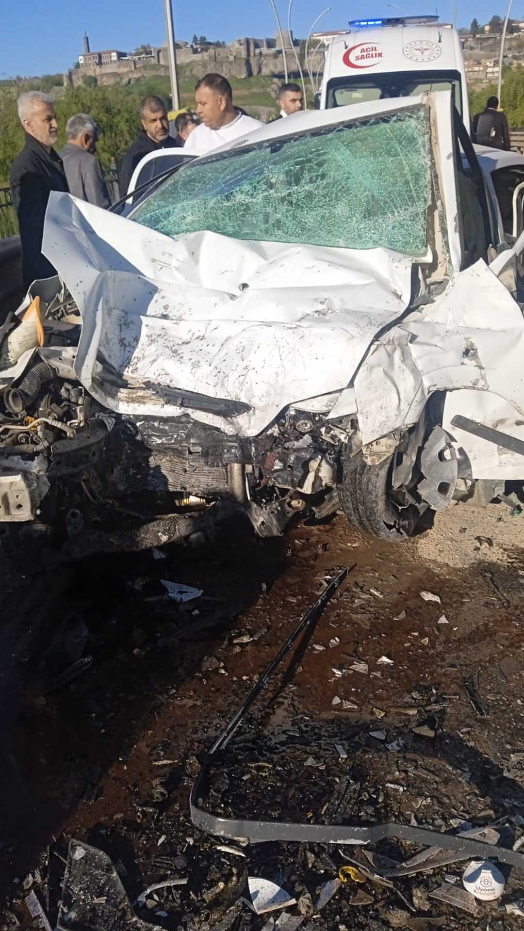 Diyarbakır’da Belediye Otobüsü Ile Otomobil Çarpıştı 1 Ölü, 4 Yaralı 4-1