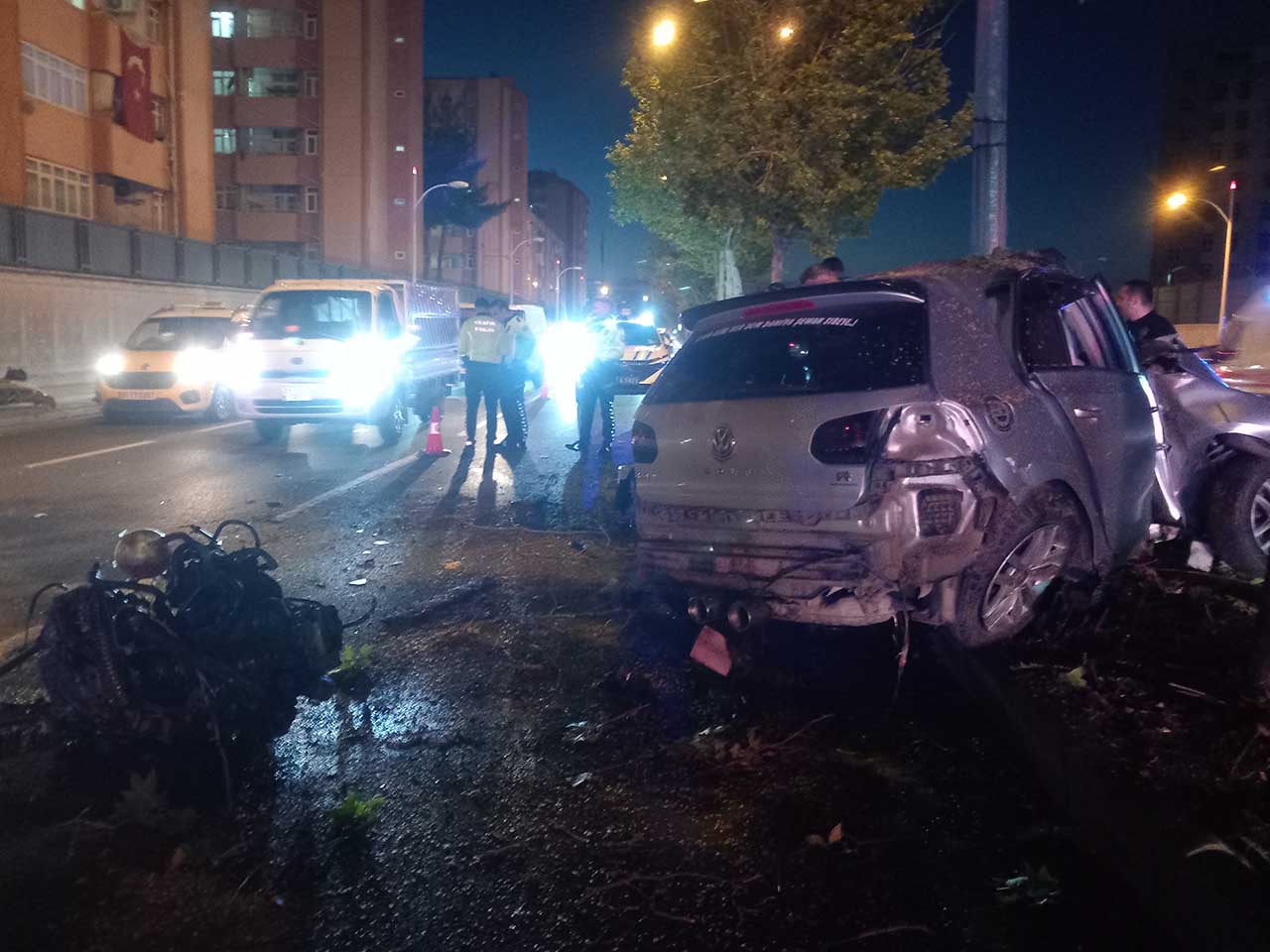 Diyarbakır'da Otomobil, Ağaç Ve Aydınlatma Direğine Çarptı 3 Yaralı 1