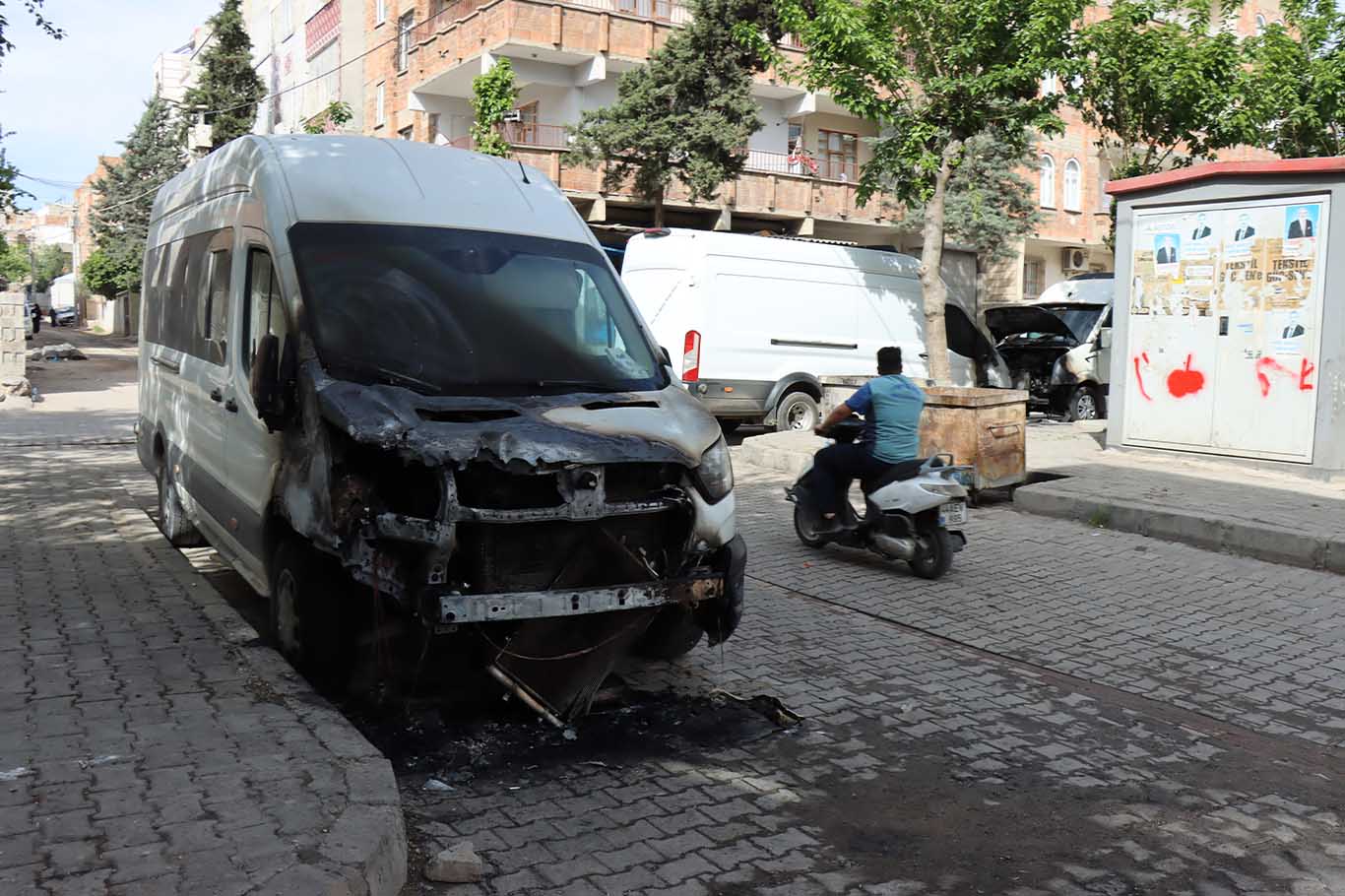 Mahalledeki 9 Aracı Ateşe Verdi, 1 Kişiyi Bıçakla Ağır Yaraladı 3